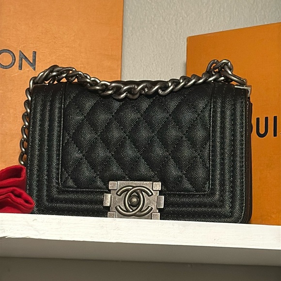 Inspired quilted purse - pleather with antique silver toned hardware - Picture 3 of 10